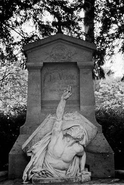 Гробница Жюля Верна на кладбище Амьен