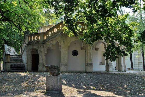 Часовню XVIII века в сад «Эпрешкерт» перенесли с площади Кальвария Алайош Штробль и его ученики