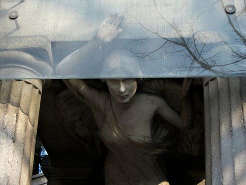 Женщина, выходящая из гробницы