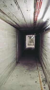 Посетители прогуливаются по жутким, тускло освещённым подземным коридорам