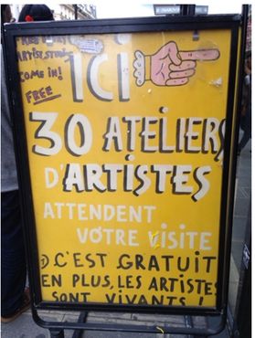 Щит с надписью «Здесь вас ждут 30 художественных студий. Это бесплатно, а художники живые!» 