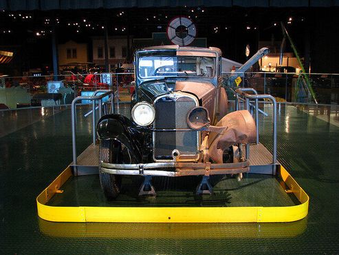 Додж «Бразэрс Купе» 1928 года: половина автомобиля была восстановлена, а другая оставлена в том же виде, в каком была доставлена в музей, чтобы показать результаты реставрации
