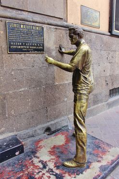 Статуя Хорхе Матуте
