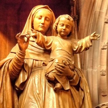 Статуя Марии с младенцем в часовне