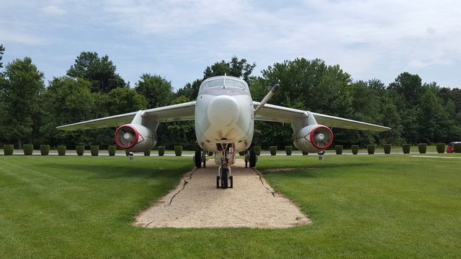 Самолёт Ea-3B с опознавательными знаками борта, который разбился при посадке в 1987 году