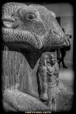 Египетская статуя 