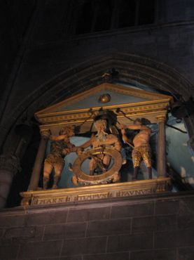 Внутри собора установлены часы XVI века, на которых находятся механические статуи Марса и Фавна, избивающие пожилого властителя времени
