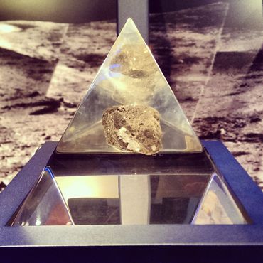Лунный камень в Музее фон Кармана