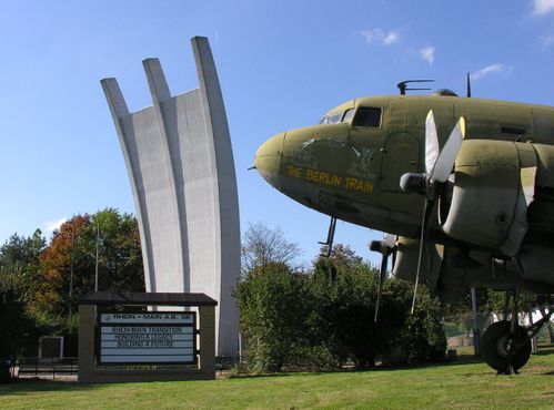 Luftbrückendenkmal (памятник воздушному мосту) и C-47 Rosinenbomber (изюмный бомбардировщик), авиабаза Рейн-Майн, Франкфурт