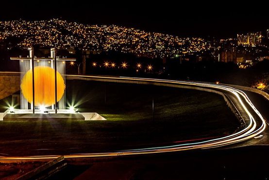 «Сфера Каракас» ночью