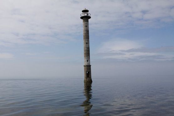 До конца XX века маяк стоял на земле, пока море не захватило берег