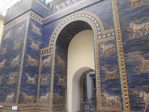 Реконструкция ворот Иштар, восьмых ворот во внутреннем городе в Вавилоне