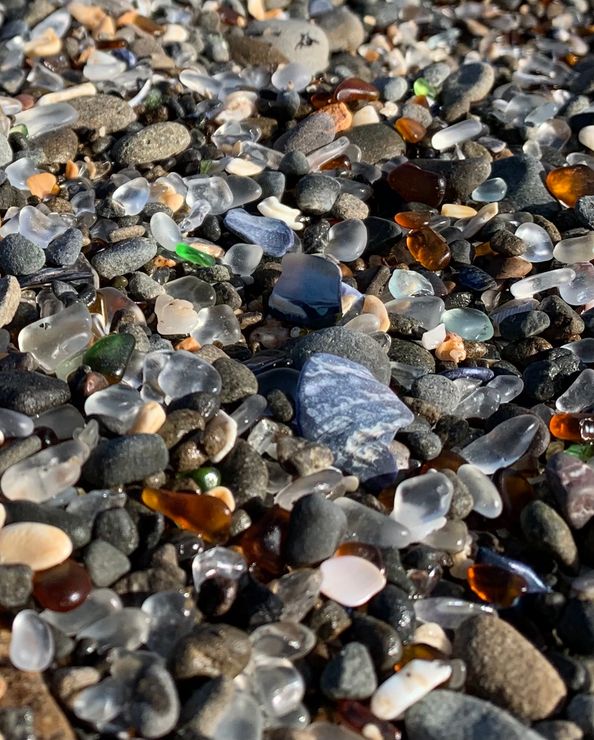 Стеклянный пляж: где находится и что посмотреть рядом