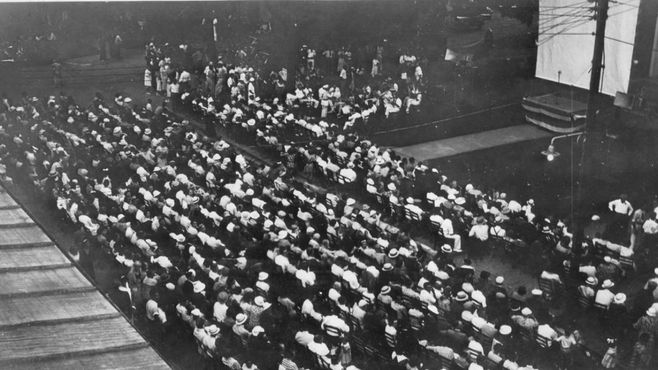 Кинопоказ под открытым небом