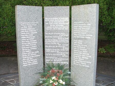 Мемориал погибшим в катастрофе у вулкана Эребус
