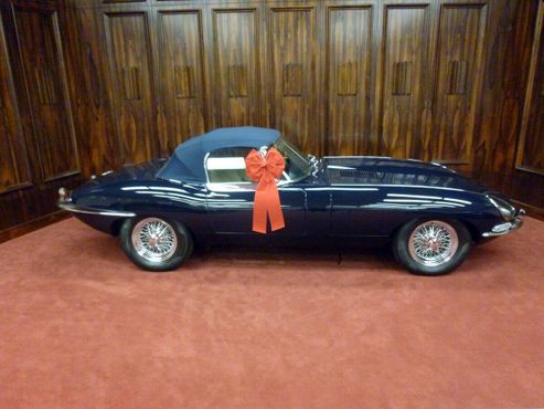 Автомобиль Jaguar  XKE 4.2 E-Type Roadster 1967 года в музее