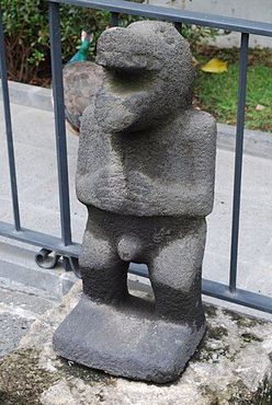 Ацтекская скульптура, изображающая бога-койота Уэуэкойотля