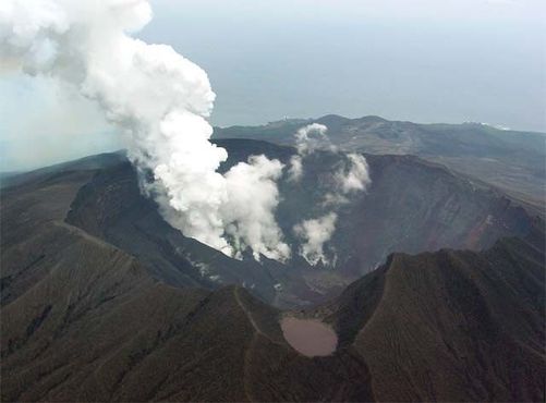 Активный вулкан на острове Мияке