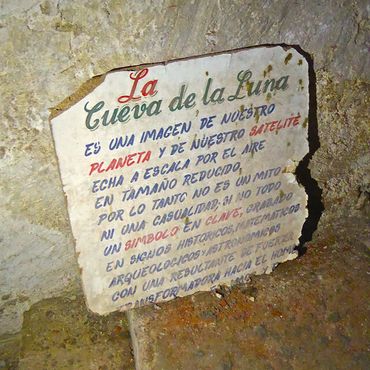 Знак у входа в пещеру