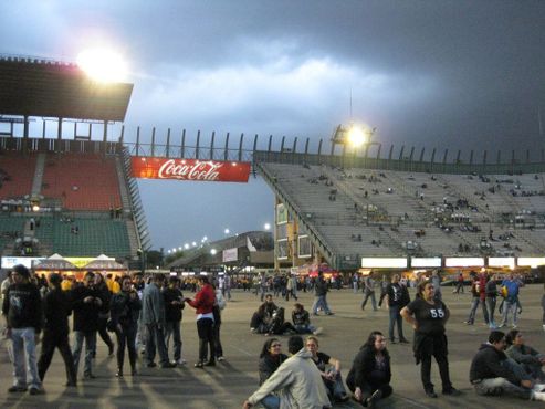 Фанаты Бон Джови на его концерте на «Форо Соль».в 2010 году (видимо, до или после концерта, а не во время него...)