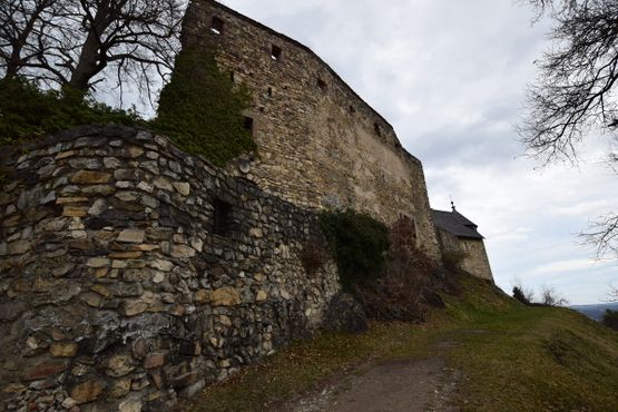 Осыпающиеся стены и каменные укрепления, окружающие Гёстинг