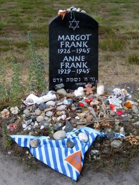 Памятник Марго и Анне Франк