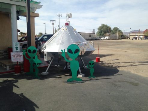 Инопланетяне приветствуют посетителей космического корабля, где продают джерки