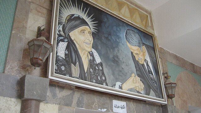 Потрет Хафеза Аль-Асада и его матери На’сы у её гробницы, фотография пользователя Leah Caldwell, ресурс Atlas Obscura