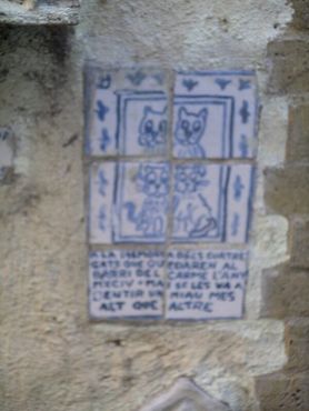 Крошечная табличка на стене кошачьего дома