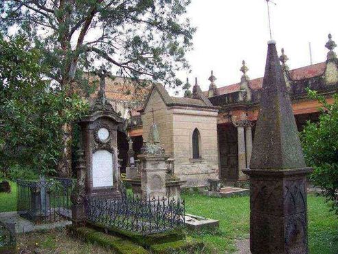 Гробницы на кладбище
