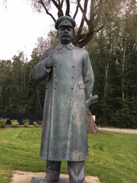 Кладбище советских статуй