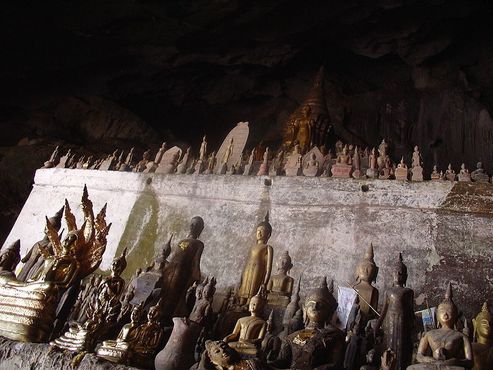 Статуи Будды в пещере Пак У возле Луангпхабанга