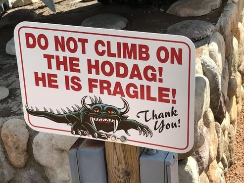Табличка  "Не взбираться на Ходага! Он хрупкий!"