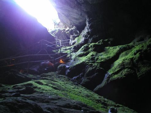 Ступени, ведущие в пещеру