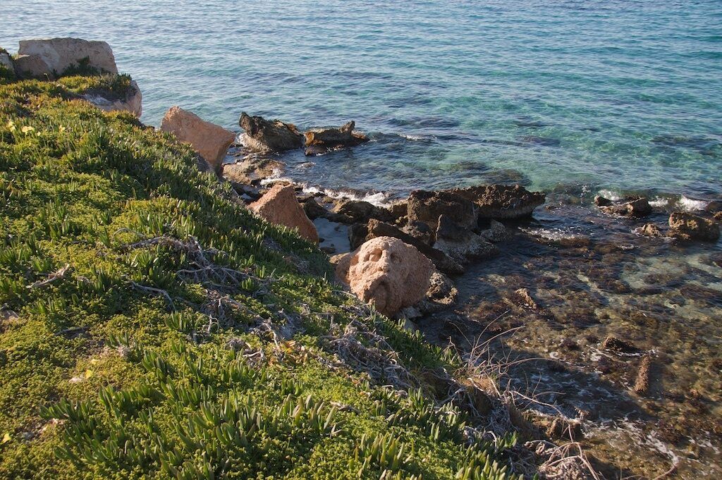 Загадка на берегу моря был камень на камне было написано слово из 8 букв