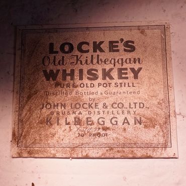 Старая эмблема виски "Locke's" в Килбеггане