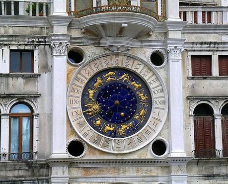 Часы показывают время, фазу луны и знак зодиака