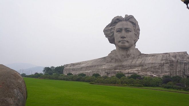 Гигантская голова Мао Цзэдуна