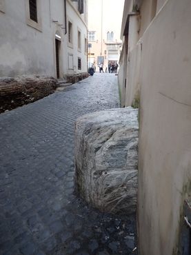 Каменный блок в маленьком переулке Виколо делла Спада д'Орландо (переулке Меча Орландо)