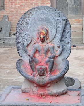 Статуя Вишну верхом на Гаруде в Чангу Нараян