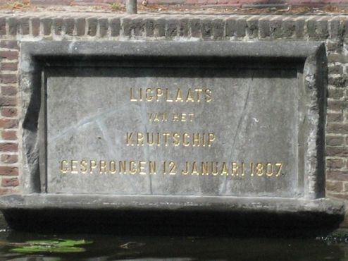  

Мемориальная плита, посвящённая пороховой катастрофе в Лейдене