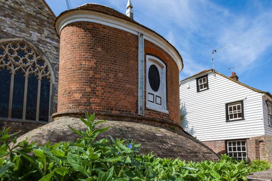 Историческая
воднапорная башня постройки 1735 года,
расположенная во дворе приходской
церкви Святой Марии на Чёрч-Сквер (город
Рай, Восточный Суссекс, Великобритания)