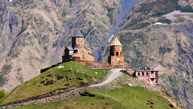 Троицкая церковь на фоне Кавказских гор