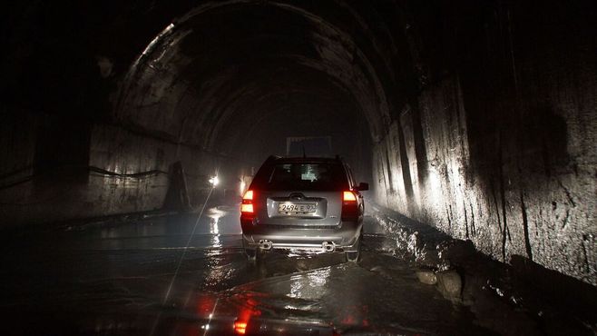 Анзобский туннель, заполненный водой в 2012
