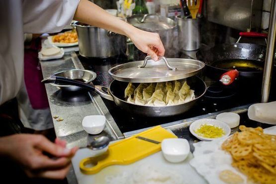 Японская бабушка готовит гёдза в «Энотека Мария»