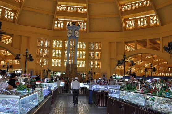 На центральном рынке Псар Тмей продаются серебряные и золотые украшения