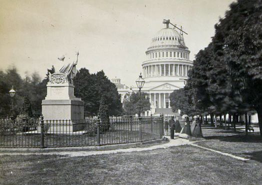 Дамы посещают статую в 1863 году
