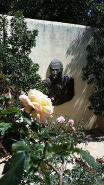 Портрет Боба Хоупа в мемориальном саду