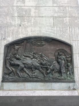Дань уважения экспедиции Доннера на обратной стороне памятника