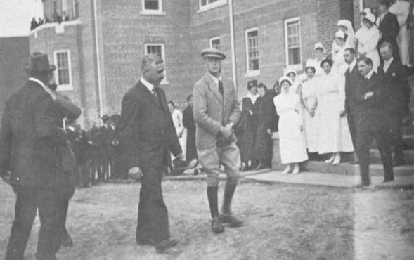 Эдуард VIII (в ту пору принц Уэльса) в Форт Сан во время поездки по Канаде, 1919 г.